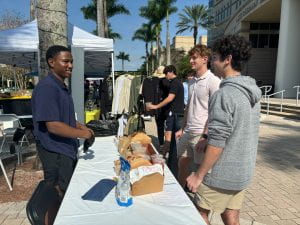 PHOTO BY JENNIFER GRIGGSSean Mungin, junior ﬁnance major, 
talks to customers at his business Dips4You.
